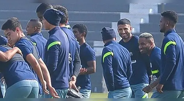 Jefferson Farfán y sus compañeros de Alianza Lima en Matute.