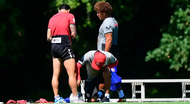 Gianluca Lapadula con hielo en el tobillo derecho Gianluca Lapadula con hielo en el tobillo derecho