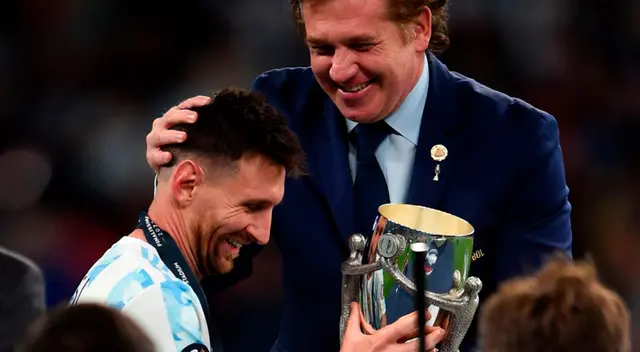 Lionel Messi recibe el trofeo de la Finalissima 2022