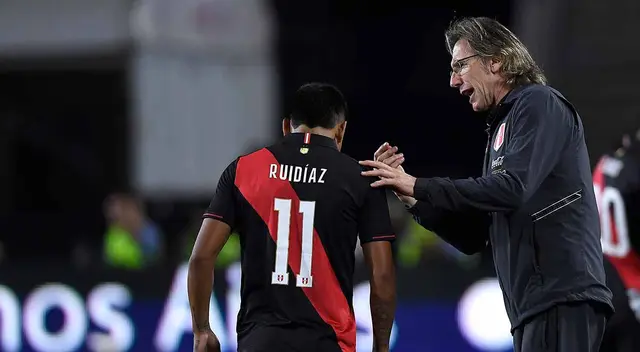 Ricardo Gareca dando indicaciones a Ruidíaz