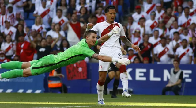Gianluca Lapadula robó el balón y anotó el 1-0 de Perú ante Nueva Zelanda Gianluca Lapadula robó el balón y anotó el 1-0 de Perú ante Nueva Zelanda