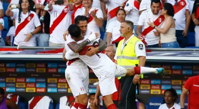 Lapadula robó el balón y anotó el 1-0 de Perú ante Nueva Zelanda.