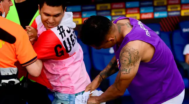 ¡Su cara lo dice todo! Joven peruano logra conocer de cerca a Yoshimar Yotún.