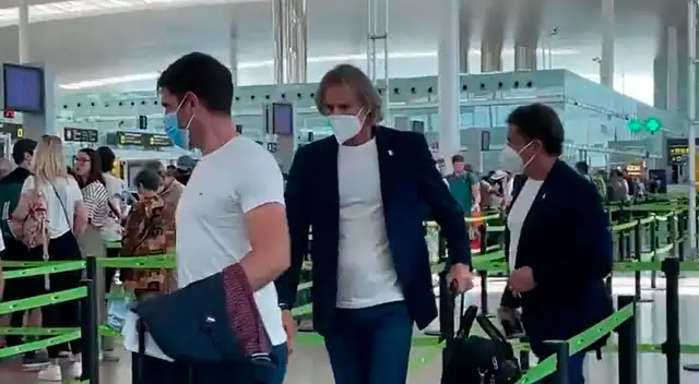 Gareca y su comando técnico en el aeropuerto de Barcelona.