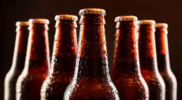 ¿Por qué las botellas de cerveza son de color oscuro? La verdad te sorprenderá