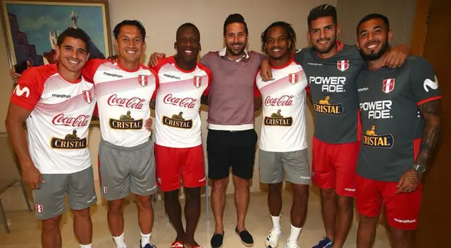 Claudio Pizarro se tomó fotos con los futbolista de la Selección Peruana Claudio Pizarro se tomó fotos con los futbolista de la Selección Peruana