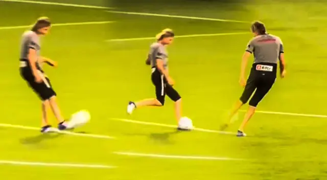 Ricardo Gareca se luce y anota un golazo en entrenamiento de Perú Ricardo Gareca se luce y anota un golazo en entrenamiento de Perú