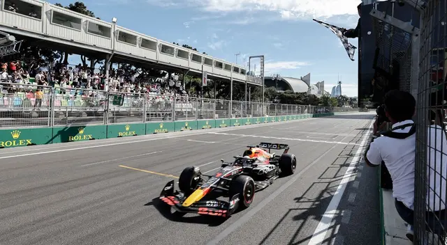 Max Verstappen ganó por primera vez en Bakú