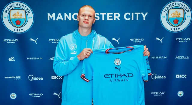 Erling Haaland posando con la camiseta del Manchester City Erling Haaland posando con la camiseta del Manchester City