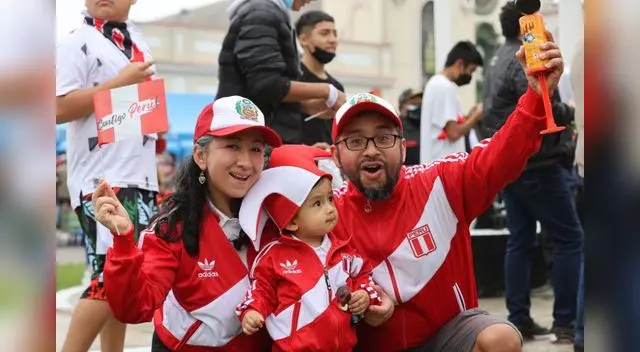 Familia chalaca apasionados por la bicolor