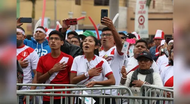Hinchas del Callao esperando la sopresa de Perú ante Asutralia