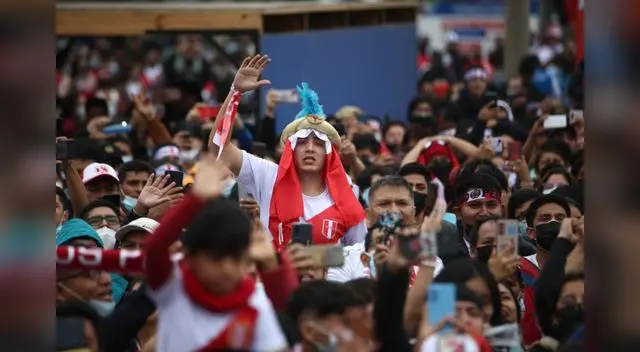 Hinchas se aferran al repechaje en Plaza Norte