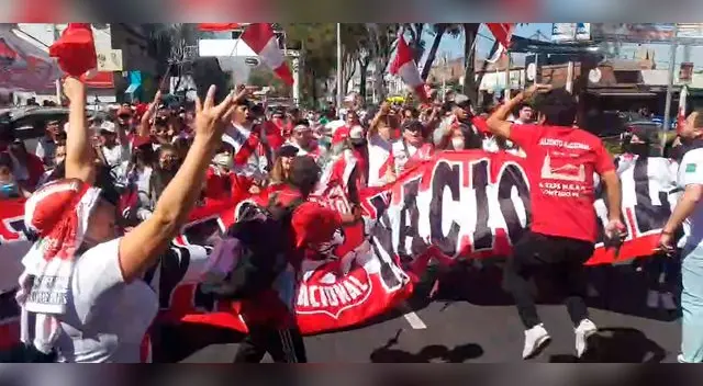 Desde la Av. Arequipa alentando a la bicolor