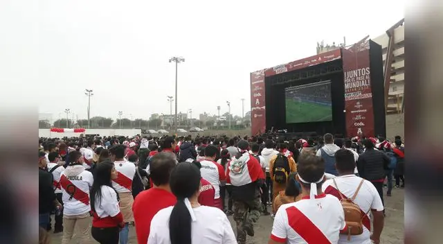 Hinchada desde la esplanada del estadio monumental