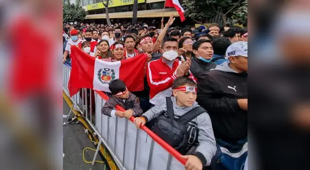 Niños y jóvenes alentando a Perú