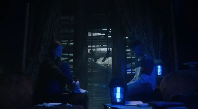 Max y Lucas comparten un momento a solas al ladro de unas lámparas.