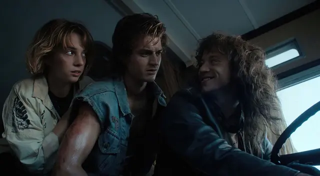 Eddie, Steve y Robin se encuentran a bordo de una camionera. ¿Hacía donde será su nueva misión?
