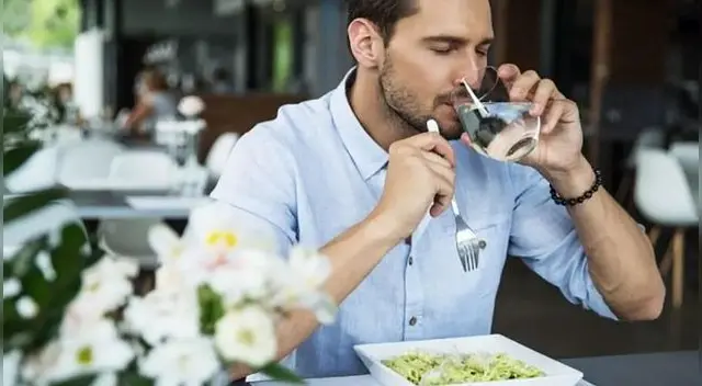 Según la ciencia, ¿cuánto puede estar una persona sin comer ni beber agua? Según la ciencia, ¿cuánto puede estar una persona sin comer ni beber agua?