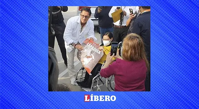 Lapadula bajó del estrado para poder autografiarle un póster a una joven hincha.