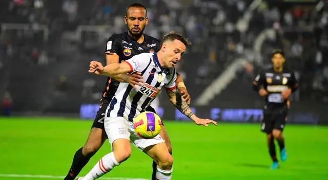 Lavandeira en escena ante la marca de Salazar.