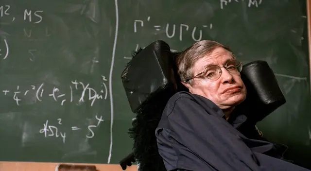 Stephen Hawking en su oficina en la Universidad de Cambridge en 2001.