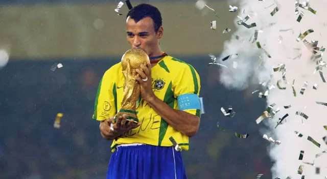 Cafú besando la copa del mundo en Corea-Japón 2022.