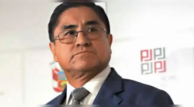 César Hinostroza habría recibido dadivas de parte de Edwin Oviedo cuando era presidente de la FPF. César Hinostroza habría recibido dadivas de parte de Edwin Oviedo cuando era presidente de la FPF.