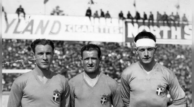 Monti (centro) con la selección italiana. Foto: difusión