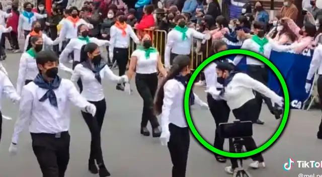TikTok: encabezó el desfile, su zapato le jugó en contra y pasó un bochornoso momento
