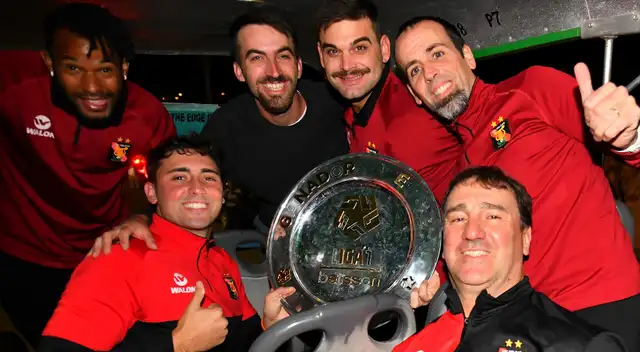 Plantel de Melgar con el plato del Torneo Apertura.