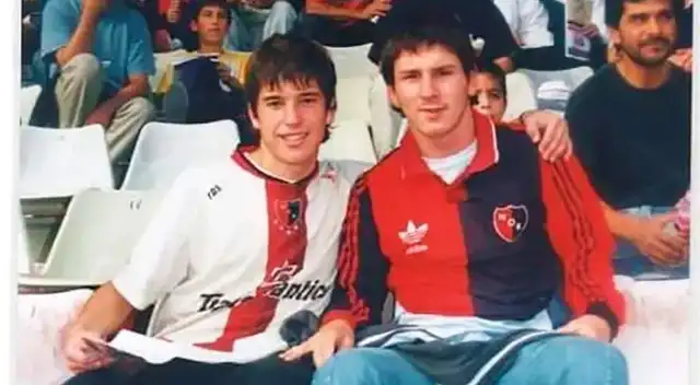 Lionel Messi viendo a Newell's el Coloso del Parque : esta es la historia detrás de la foto Lionel Messi viendo a Newell's el Coloso del Parque : esta es la historia detrás de la foto