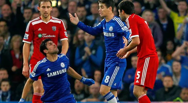 Yacob vs. Diego Costa durante un West Bromwich-Chelsea