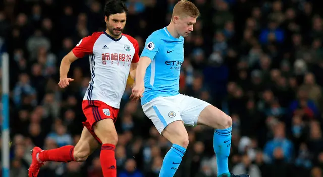Yacob acechando a De Bruyne durante un West Bromwich-City