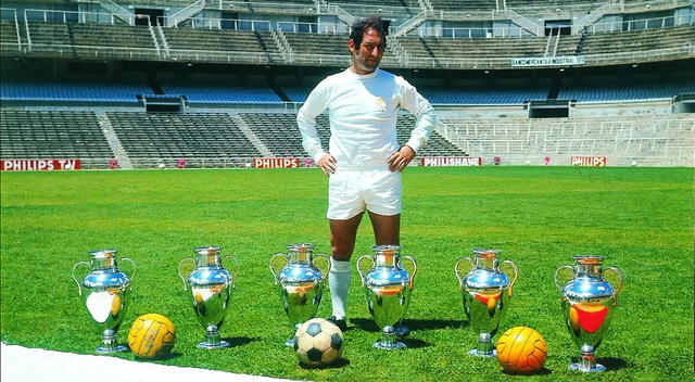 'Paco' Gento posando con sus seis Copas de Europa ganadas con el Real Madrid. A su vez, el futbolista con más finales en esta versión del torneo.   