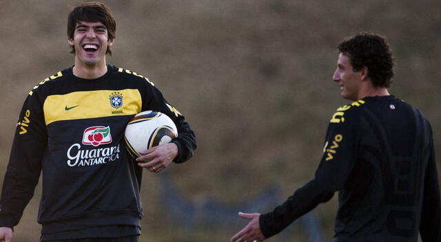 Ricardo Kaká y Elano en un entrenamiento con Brasil.   