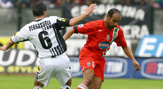 Vergassola defendiendo al Siena.   