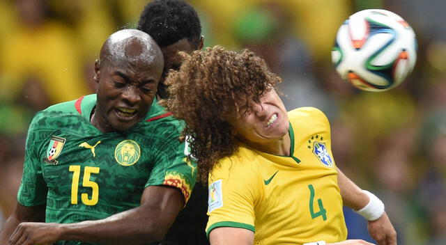 Pierre Webó disputando el balón con David Luiz en el Mundial de 2014.   