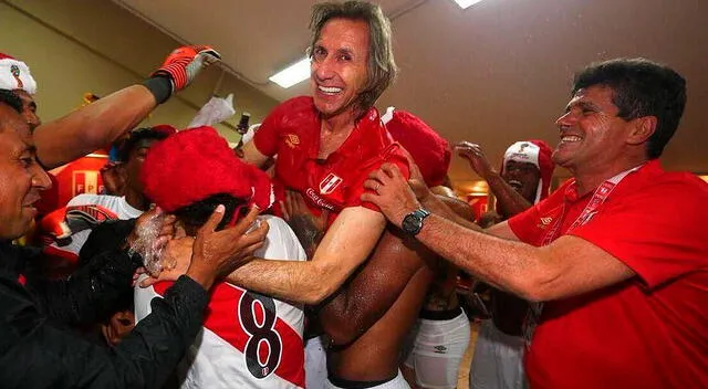 Ricardo Gareca siendo ovacionado tras clasificar a Perú al Mundial Rusia 2018.   