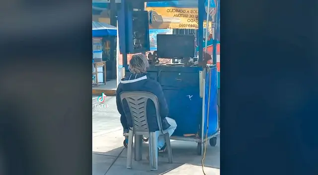 El joven fue sorprendido cuando jugaba una partida mientras esperaba la llegada de un cliente. El joven fue sorprendido cuando jugaba una partida mientras esperaba la llegada de un cliente.