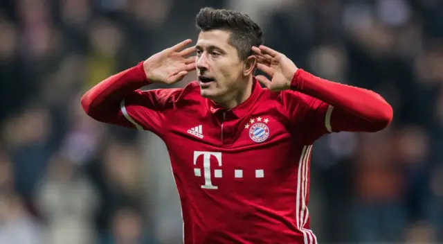Robert Lewandowski estaría a un paso de firmar por Barcelona. Robert Lewandowski estaría a un paso de firmar por Barcelona.