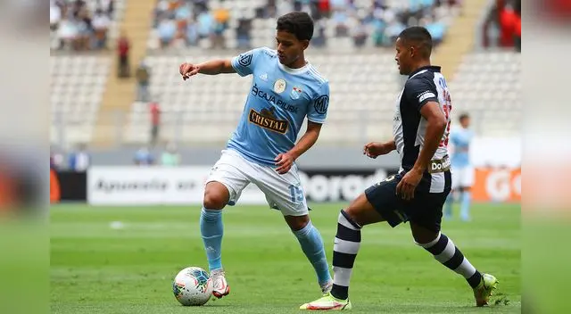Jhilmar Lora enfrentando a Alianza Lima en la final nacional del 2021 Jhilmar Lora enfrentando a Alianza Lima en la final nacional del 2021