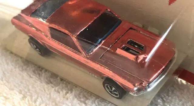 4. Strawberry Over Chrome Mustang podría costar hasta $ 48.000 porque solo fue producido para exhibición. 4. Strawberry Over Chrome Mustang podría costar hasta $ 48.000 porque solo fue producido para exhibición.