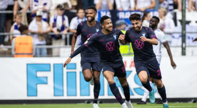 Malmö quedó a 3 puntos del líder Djurgården tras su victoria ante Norrköping. Malmö quedó a 3 puntos del líder Djurgården tras su victoria ante Norrköping.