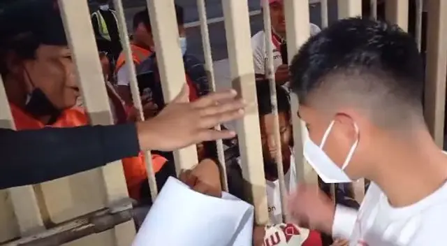 Piero Quispe se detuvo para regalarle camiseta a menor tras la goleada de Universitario a San Martin Piero Quispe se detuvo para regalarle camiseta a menor tras la goleada de Universitario a San Martin