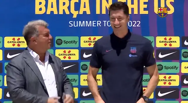 Joan Laporta y Robert Lewandowski en la presentación del polaco como flamante fichaje de Barcelona Joan Laporta y Robert Lewandowski en la presentación del polaco como flamante fichaje de Barcelona