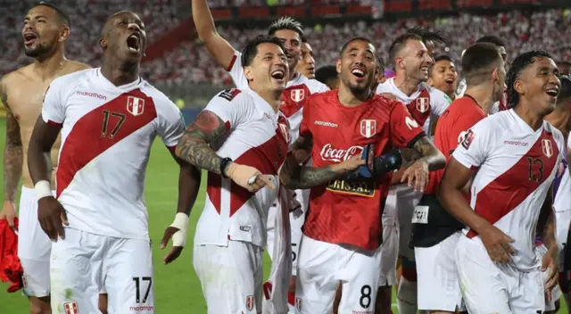 Selección Peruana celebrando su pase al Repechaje de Qatar 2022.