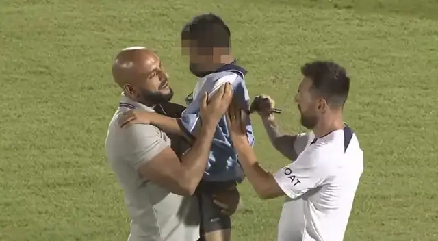 Lionel Messi y el tierno gesto con un niño japonés Lionel Messi y el tierno gesto con un niño japonés