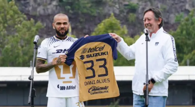Dani Alves posando junto al presidente del club, Leopoldo Silva