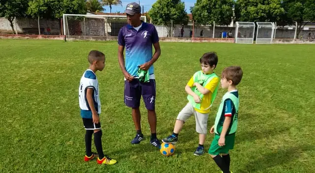  Eduardo Esidio como entrenador de jóvenes talentos. | Foto: Infobae   