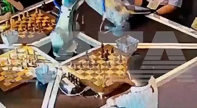 Robot de Ajedrez atacó y le rompió el dedo a niño de 7 años durante una competencia Robot de Ajedrez atacó y le rompió el dedo a niño de 7 años durante una competencia